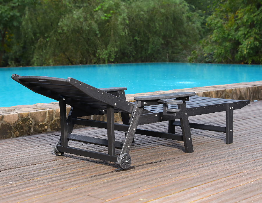 Готовое к погружению синее кресло Adirondack у бассейна из ПЭВП